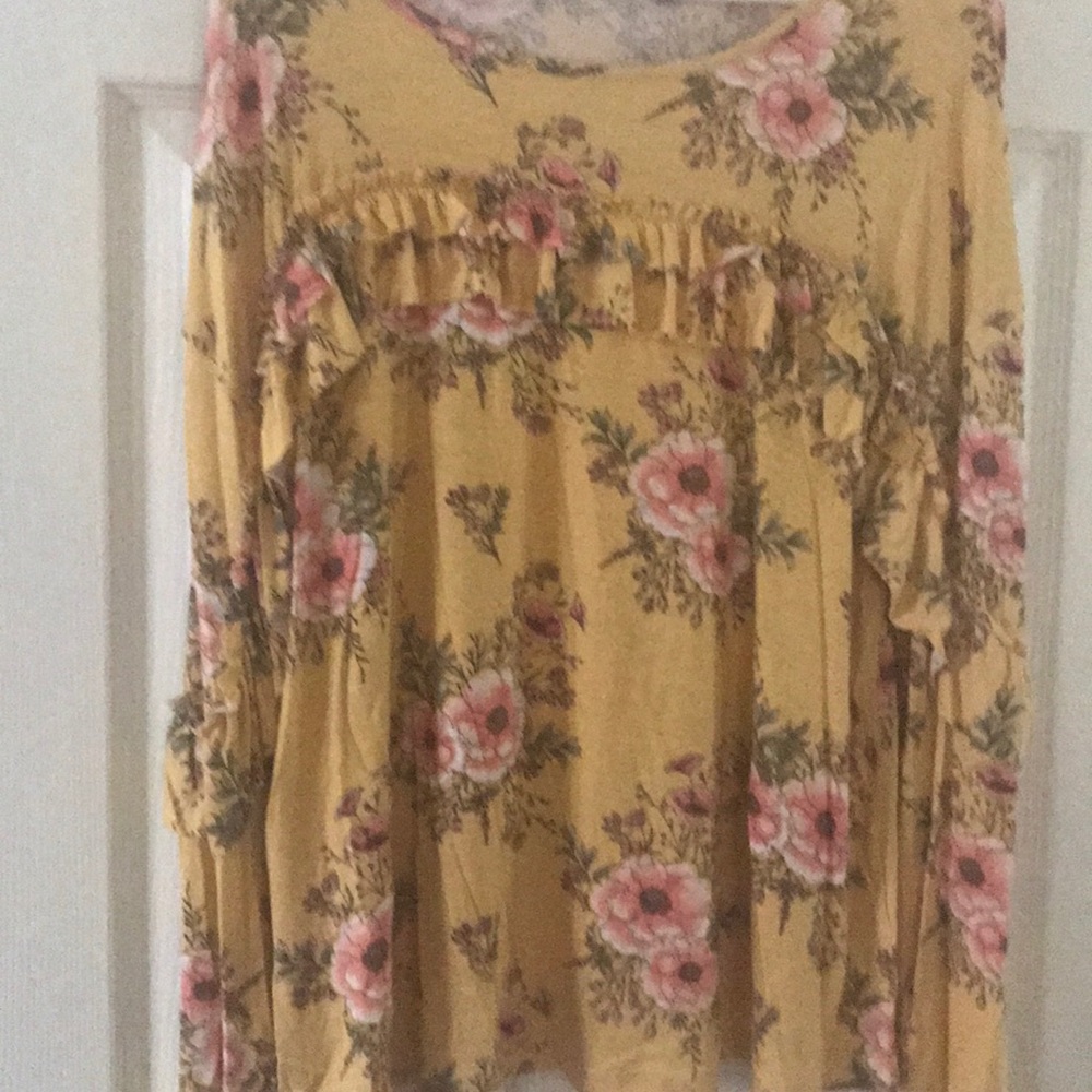 Adorable floral long sleeve shirt.